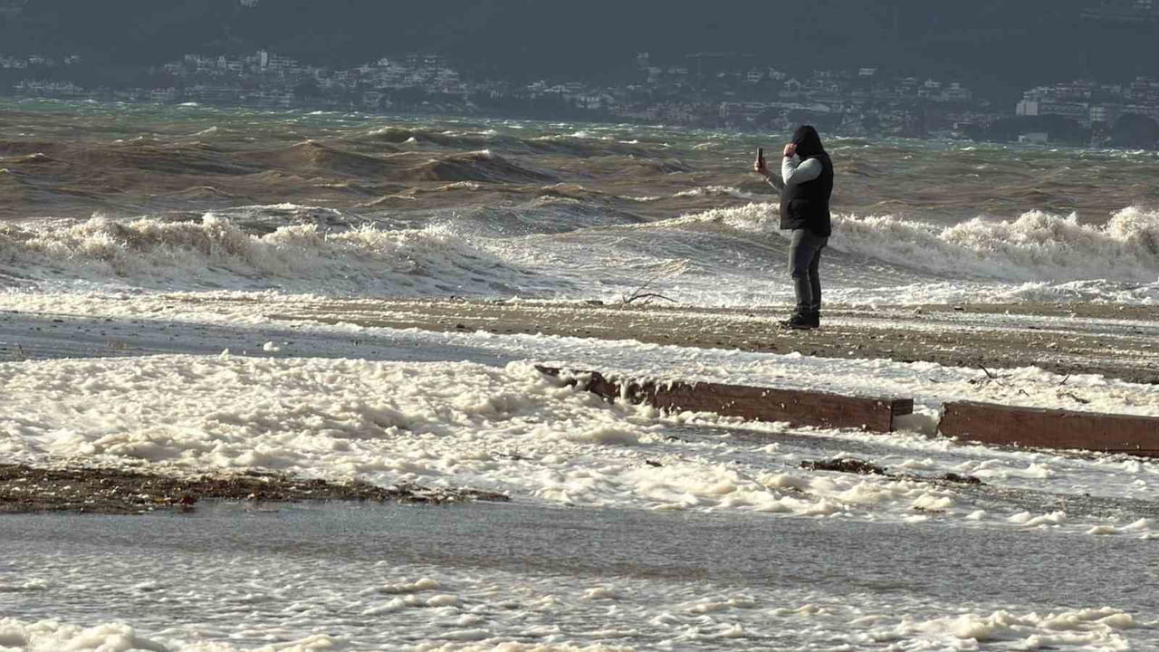 ALTINKUM PLAJI'NDA KİLOMETRELERCE ALAN DENİZ KÖPÜKLERİYLE KAPLANDI, SAHİL ADETA BEYAZA...