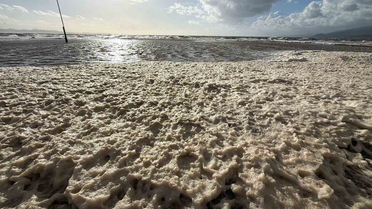 ALTINKUM PLAJI'NDA KİLOMETRELERCE ALAN DENİZ KÖPÜKLERİYLE KAPLANDI, SAHİL ADETA BEYAZA...