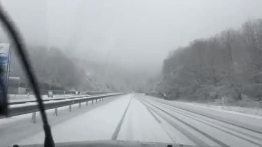 Amasra'da kar yağışı sürücülere zor anlar yaşattı