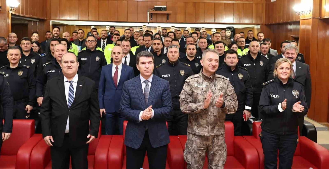 AMASYA EMNİYET MÜDÜRLÜĞÜ’NDE 69 PERSONELE BAŞARI BELGESİ VERİLEN PROGRAMA KATILAN AMASYA VALİSİ...