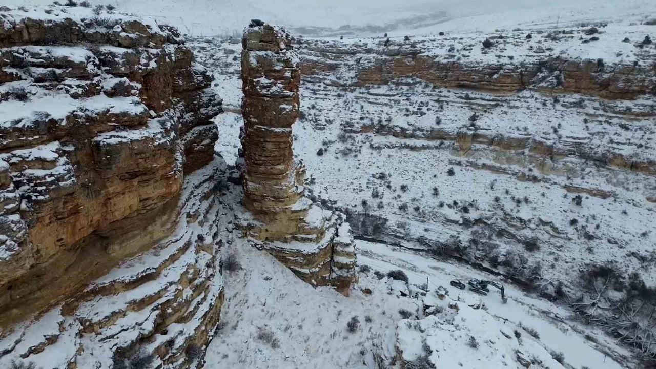 AMERİKAN KOVBOY FİLMLERİNDEKİ KANYONLARI ANIMSATAN YAPISIYLA BİLİNEN YEŞİLDERE KANYONU İSE KAR...