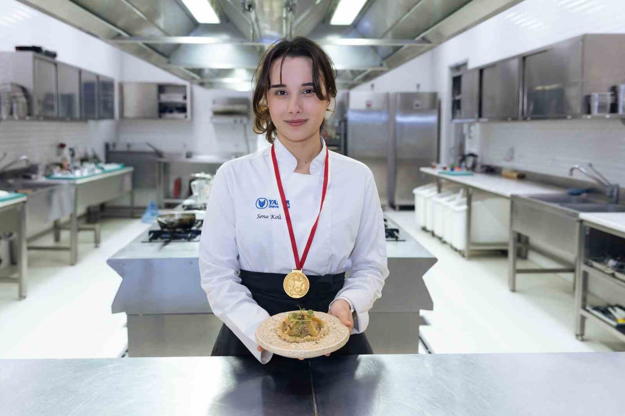 ANADOLU’NUN YÖRESEL TATLARINI MAKARNADA YORUMLAYAN GASTRONOMİ ÖĞRENCİSİ SENA KOLLAR ULUSLARARASI...