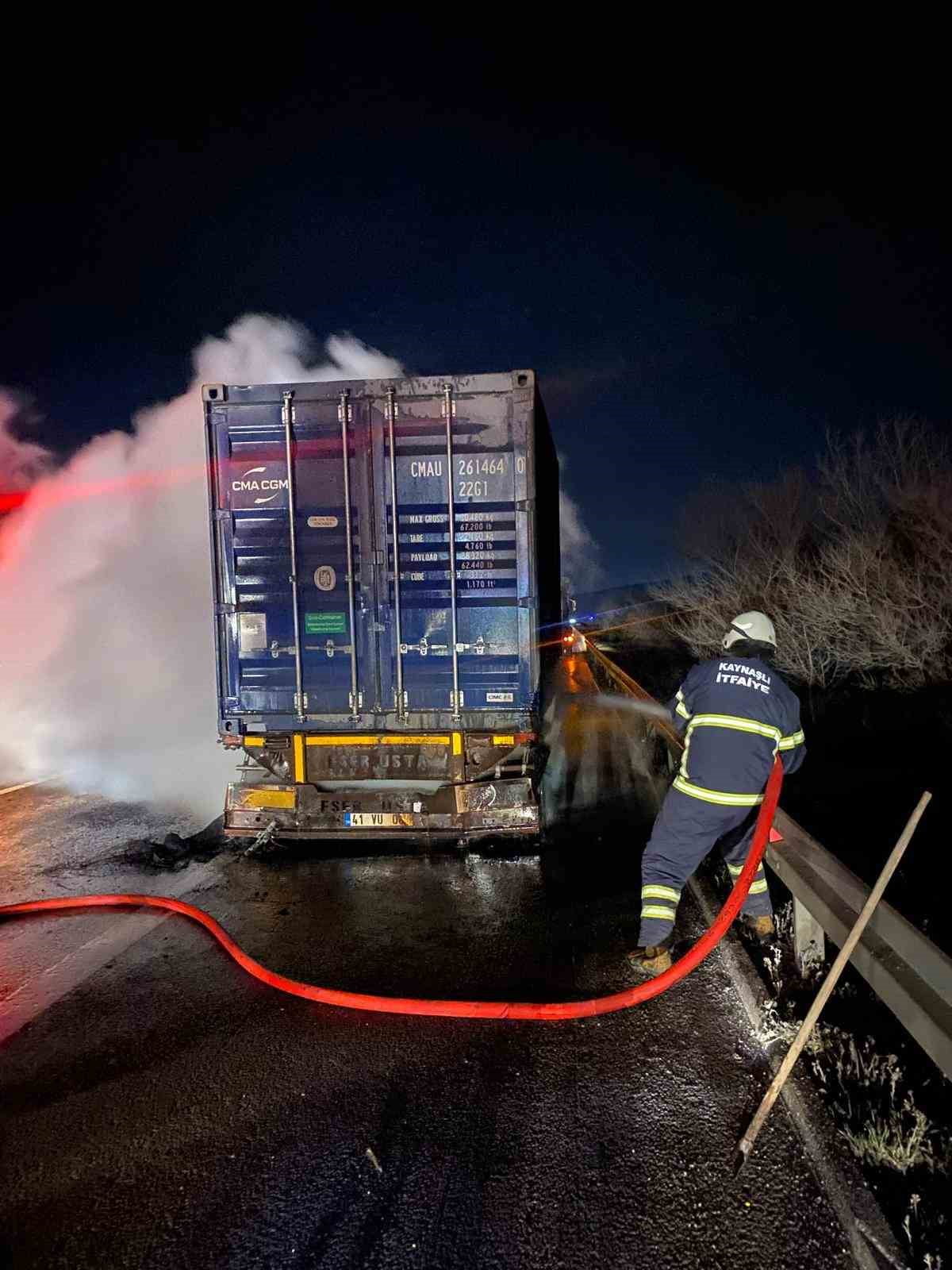 ANADOLU OTOYOLU DÜZCE GEÇİŞİNDE BALATALARINDAN TUTUŞAN TIRDAKİ YANGIN İTFAİYE EKİPLERİNİN...