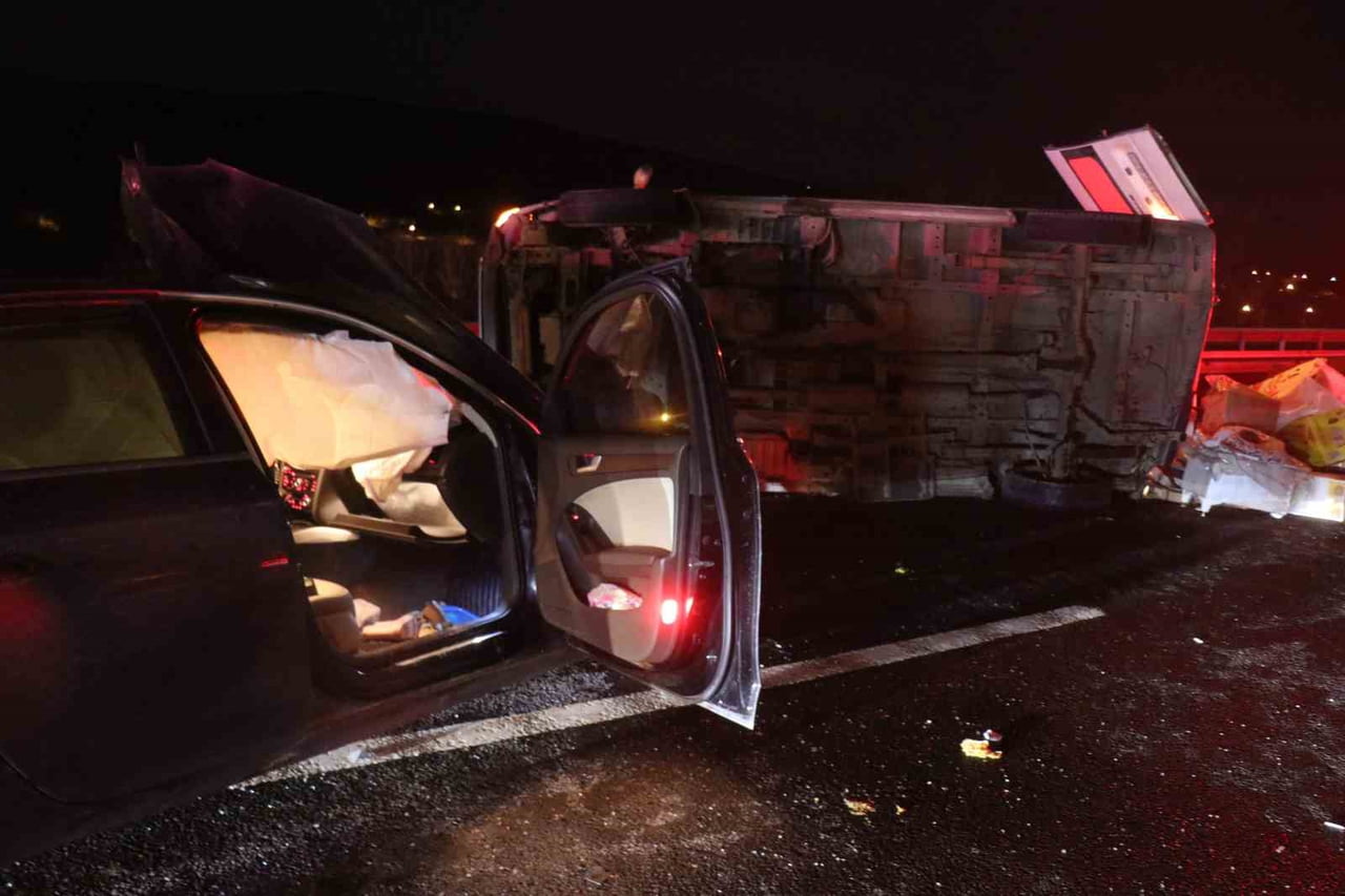 ANADOLU OTOYOLU SAKARYA GEÇİŞİNDE OTOMOBİL İLE AYNI YÖNDE SEYREDEN MİNİBÜSÜN ÇARPIŞMASI NETİCESİNE...