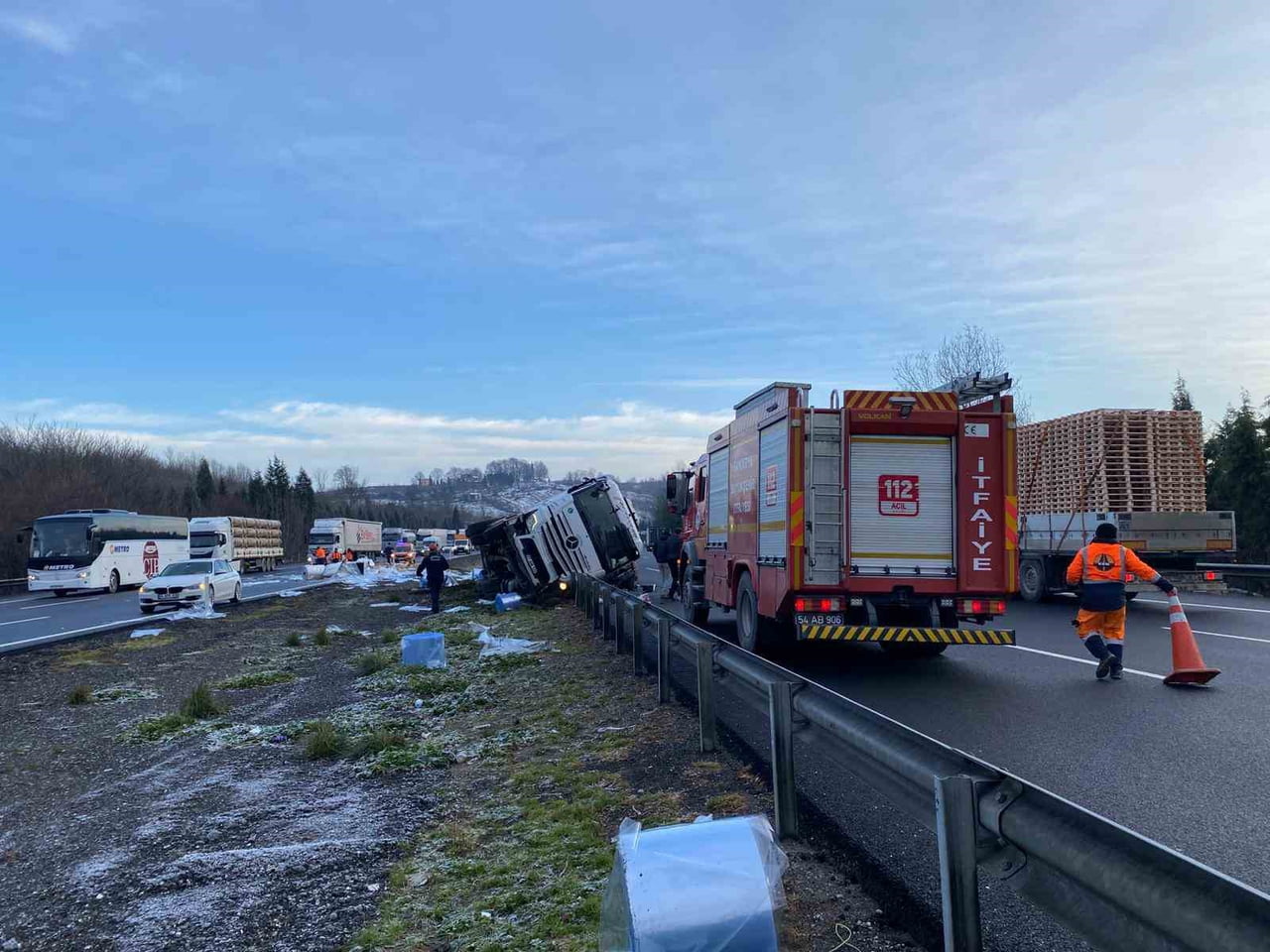 ANADOLU OTOYOLU SAKARYA GEÇİŞİNDE SÜRÜCÜSÜNÜN DİREKSİYON HAKİMİYETİNİ KAYBETMESİ NETİCESİNDE...