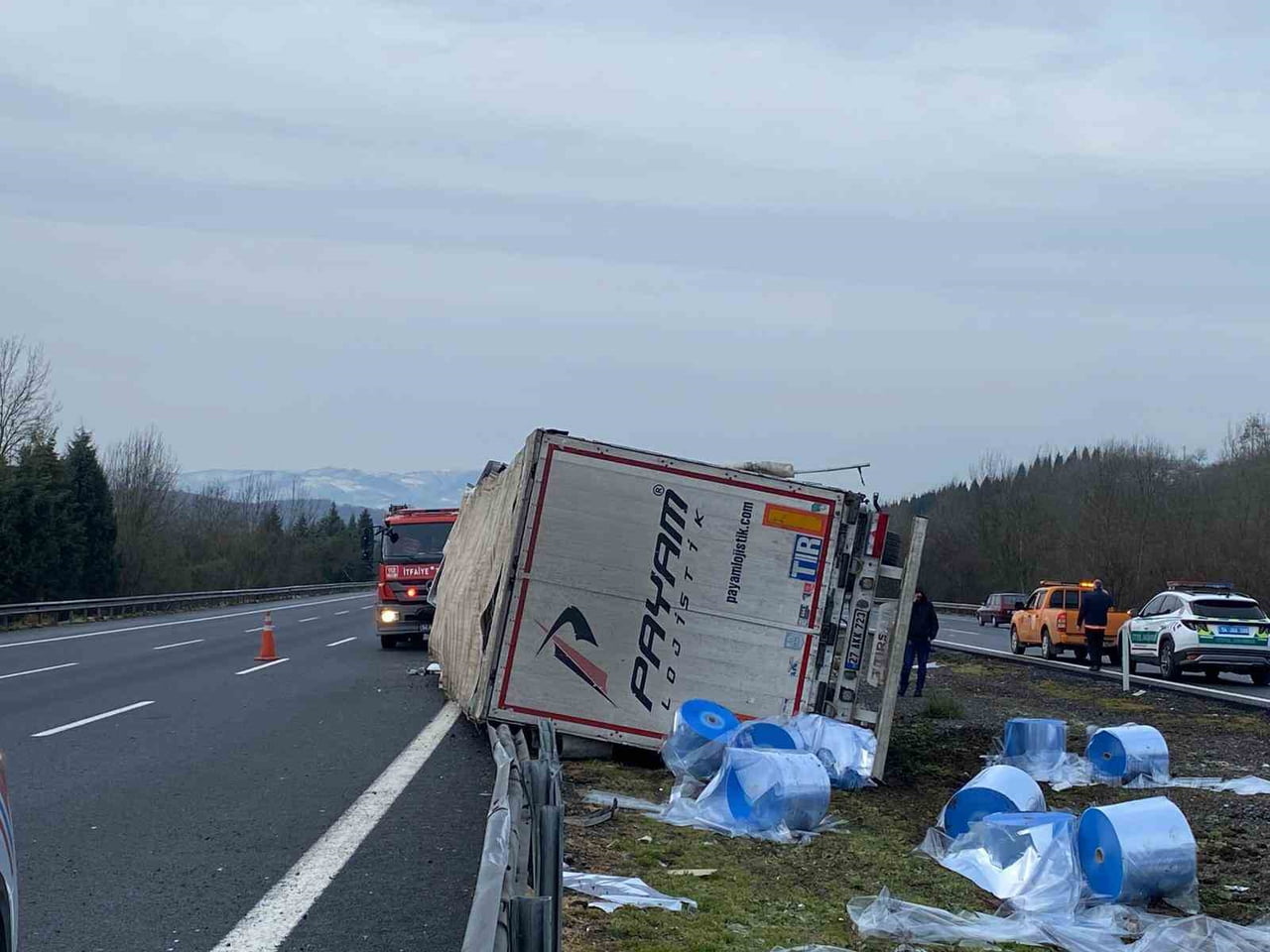 ANADOLU OTOYOLU SAKARYA GEÇİŞİNDE SÜRÜCÜSÜNÜN DİREKSİYON HAKİMİYETİNİ KAYBETMESİ NETİCESİNDE...