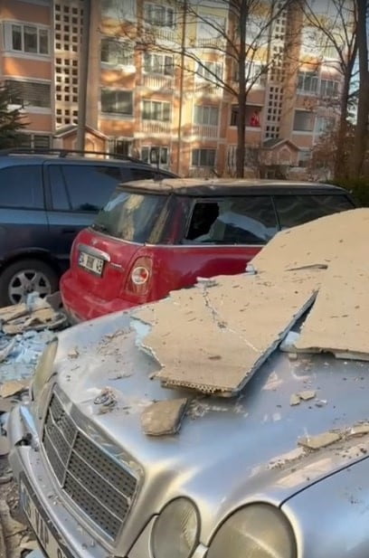 ANKARA'DA ETKİSİNİ GÖSTEREN FIRTINADAN DOLAYI ETİMESGUT İLÇESİNDE BİR BİNANIN DIŞ YALITIM...