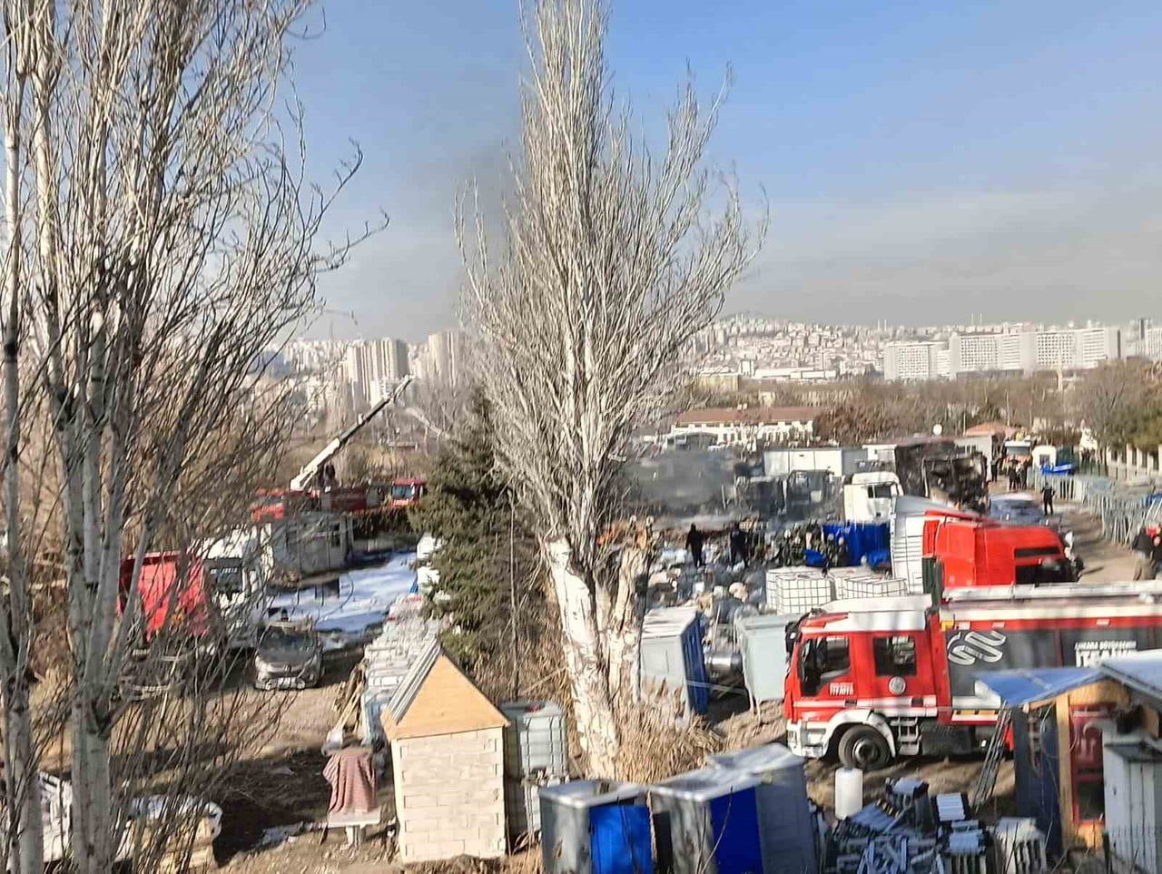 ANKARA'NIN YENİMAHALLE İLÇESİNDEKİ EMNİYET YEDİEMİN OTOPARKINDA ALKOL YÜKLÜ TIRLAR ALEV...