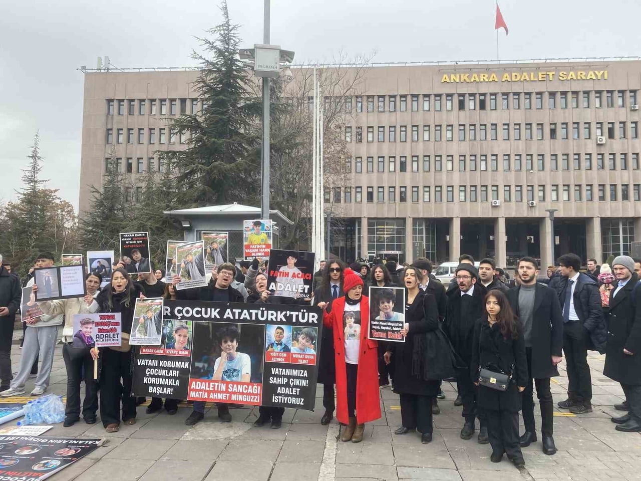 ANKARA ADALET SARAYI’NDA GÖRÜLEN HAKAN ÇAKIR DAVASINA ÇOCUKLARI ÖLDÜRÜLEN AİLELERDEN DESTEK...