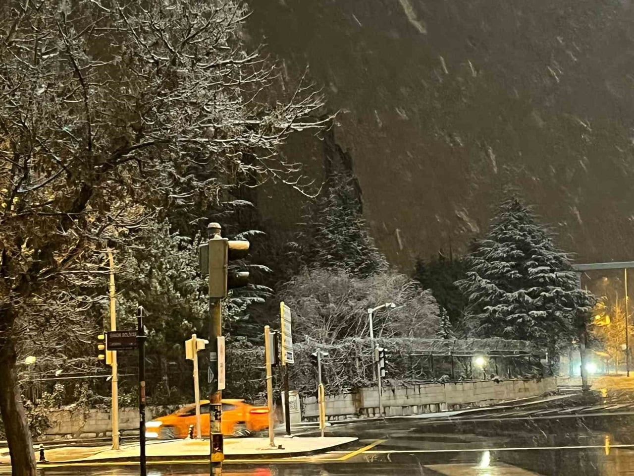 ANKARA’DA GECE SAATLERİNDE BAŞLAYAN KAR YAĞIŞI KENT GENELİNDE ETKİLİ OLDU.