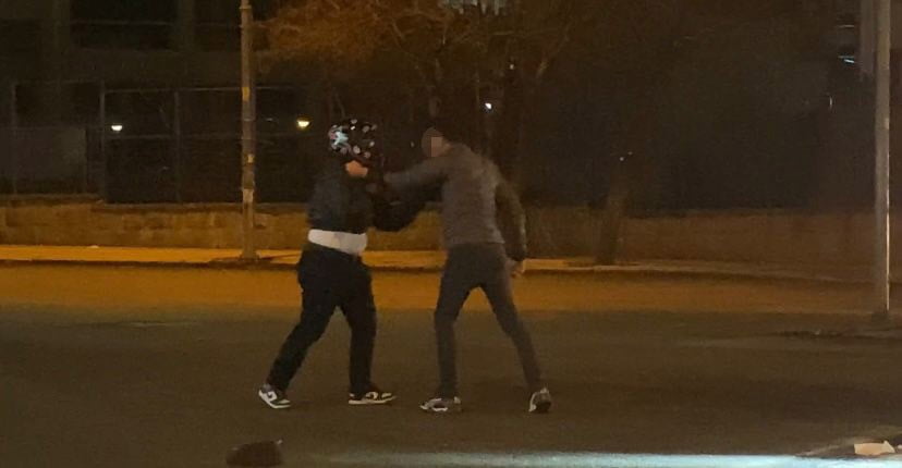 ANKARA’DA OTOMOBİL SÜRÜCÜSÜ İLE MOTOSİKLET SÜRÜCÜSÜ ARASINDA ÇIKAN TRAFİK TARTIŞMASI KAVGAYA...