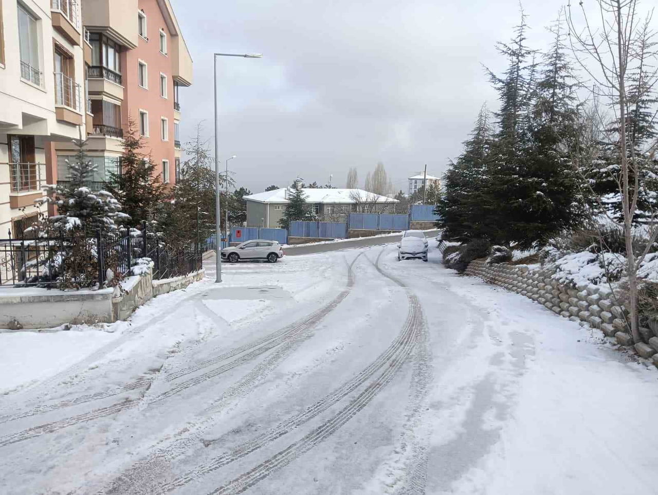 ANKARA’DA SABAH SAATLERİNDE YAĞMAYA BAŞLAYAN KAR, KENTİN YÜKSEK KESİMLERİMDE ETKİSİNİ...