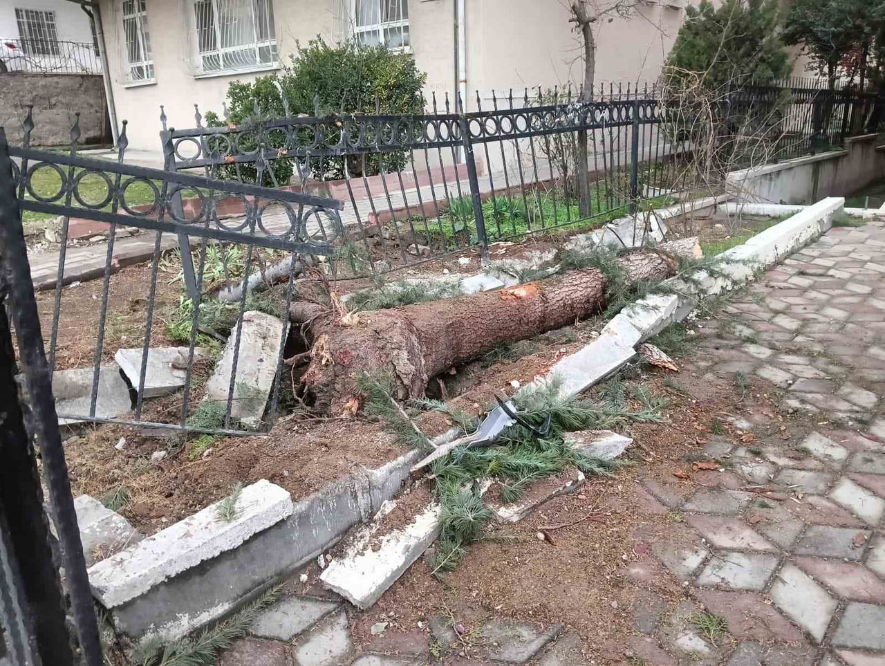 ANKARA’DA SÜRÜCÜSÜNÜN KONTROLÜNÜ KAYBETTİĞİ HAFRİYAT KAMYONU GERİYE DOĞRU SAVRULARAK APARTMAN...