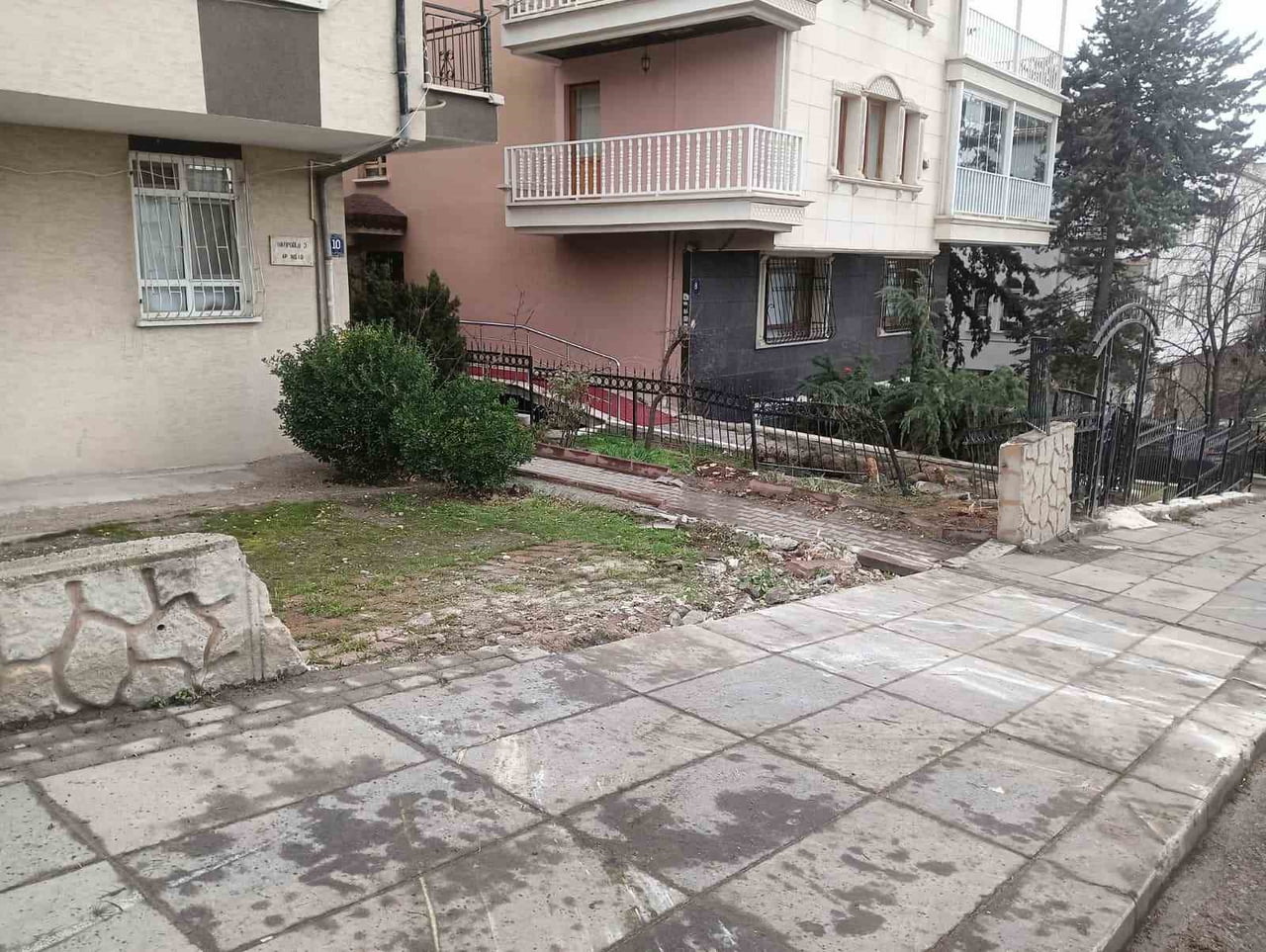 ANKARA’DA SÜRÜCÜSÜNÜN KONTROLÜNÜ KAYBETTİĞİ HAFRİYAT KAMYONU GERİYE DOĞRU SAVRULARAK APARTMAN...
