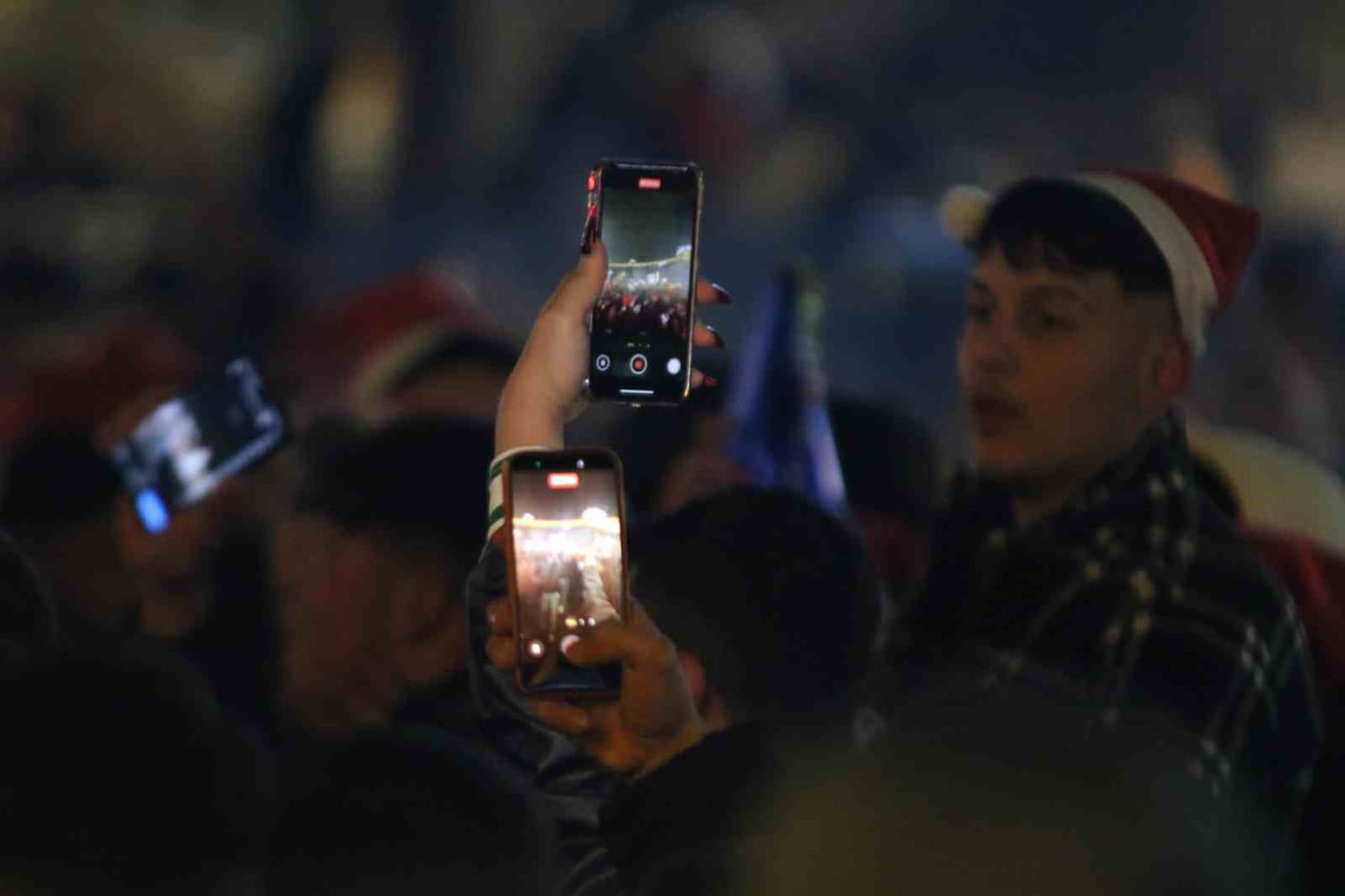 ANKARA KIZILAY'DA VATANDAŞLAR YENİ YILA "MERHABA" DEDİ. POLİS EKİPLERİ CADDE, SOKAKLARIN GİRİŞ...