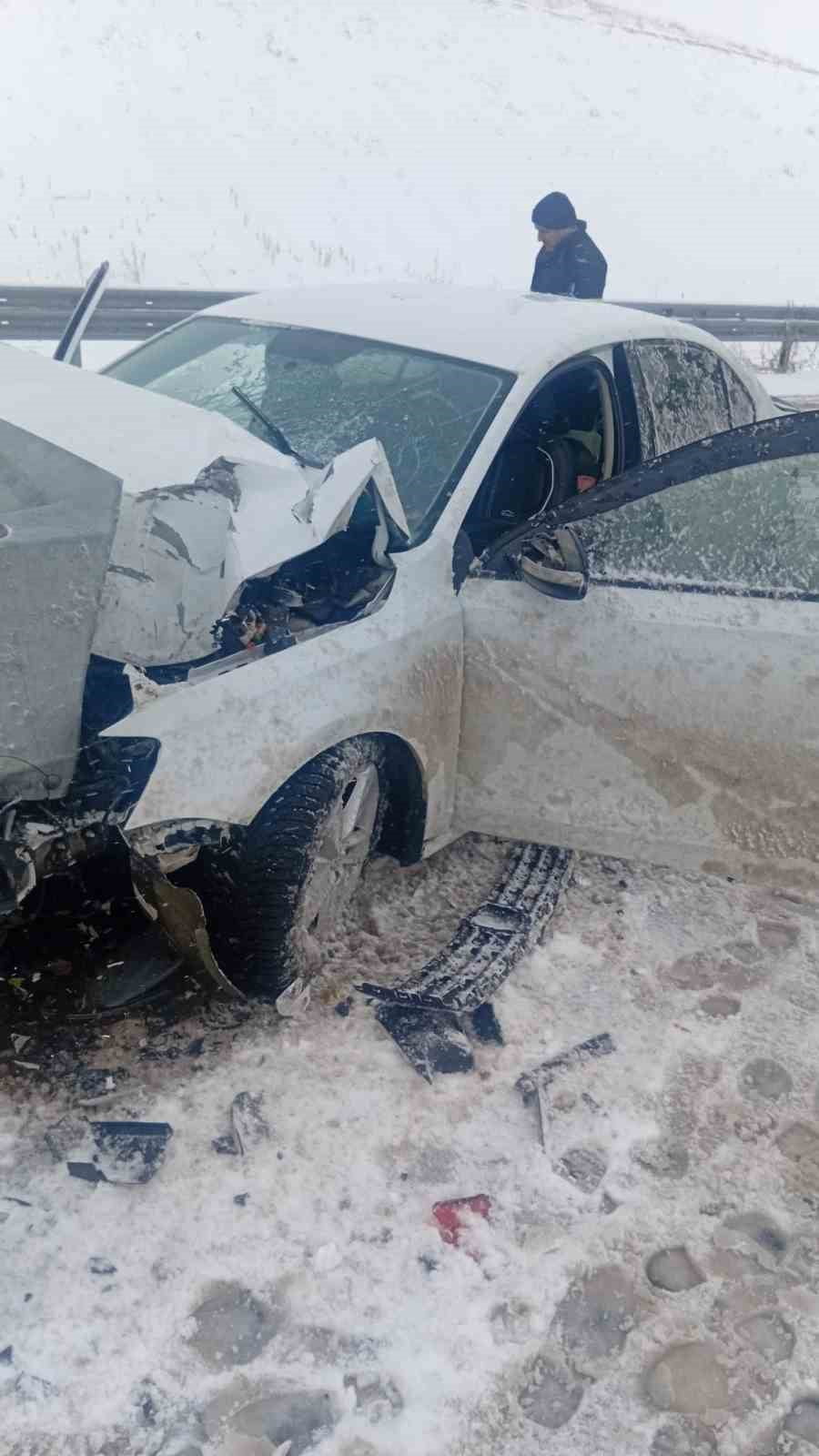 ANKARA-NİĞDE OTOYOLU KAR YAĞIŞI NEDENİYLE BARİYERLERE ÇARPAN OTOMOBİLE BİR BAŞKA OTOMOBİLİN...