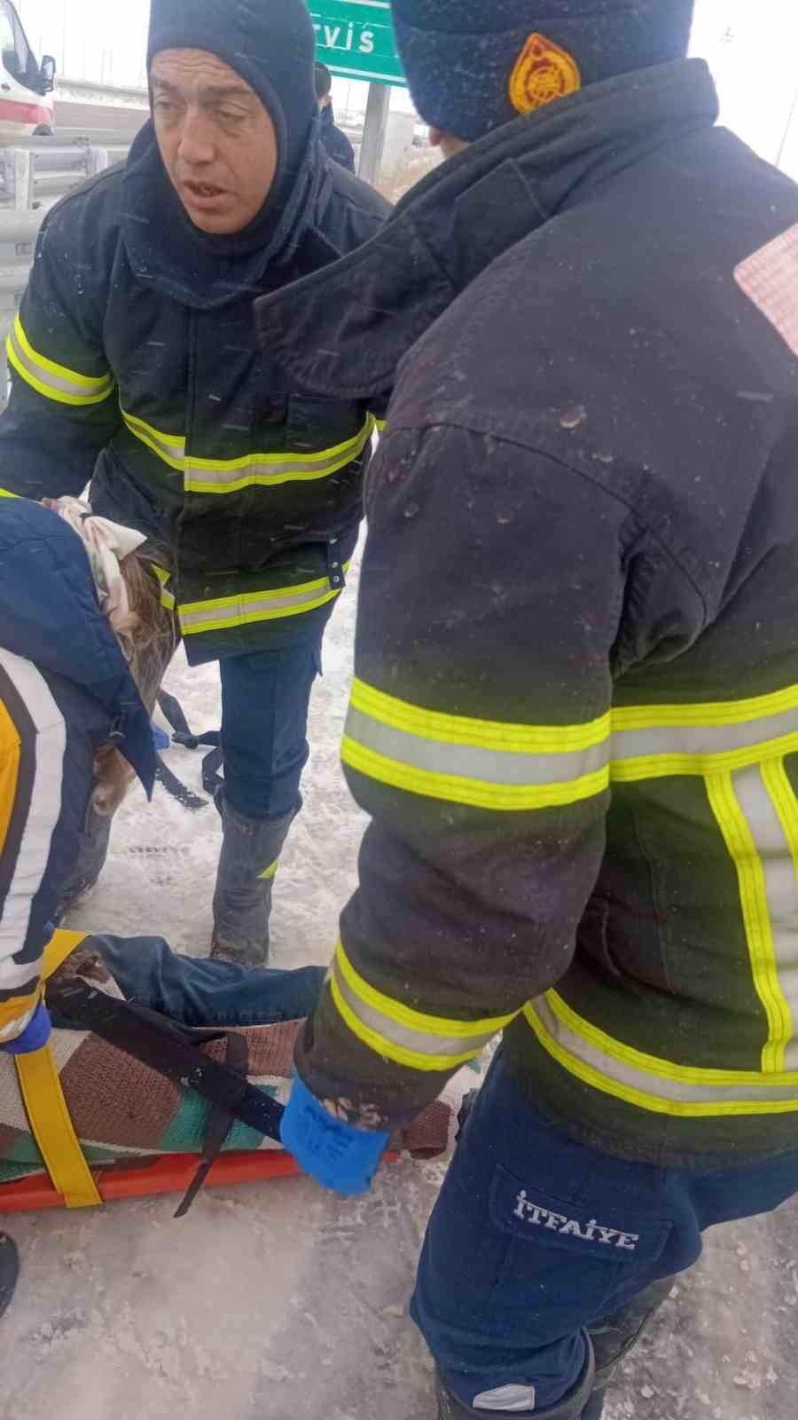 ANKARA-NİĞDE OTOYOLU KAR YAĞIŞI NEDENİYLE BARİYERLERE ÇARPAN OTOMOBİLE BİR BAŞKA OTOMOBİLİN...