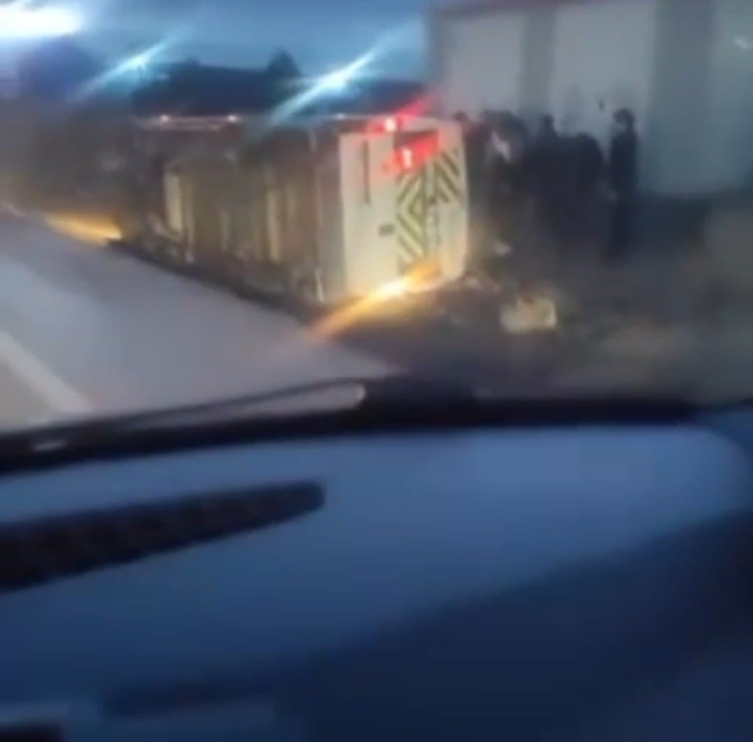 ANKARA’NIN AKYURT İLÇESİNDE SERVİS ARACININ YAN YATMASI SONUCU 7 KİŞİ HAFİF YARALANDI.