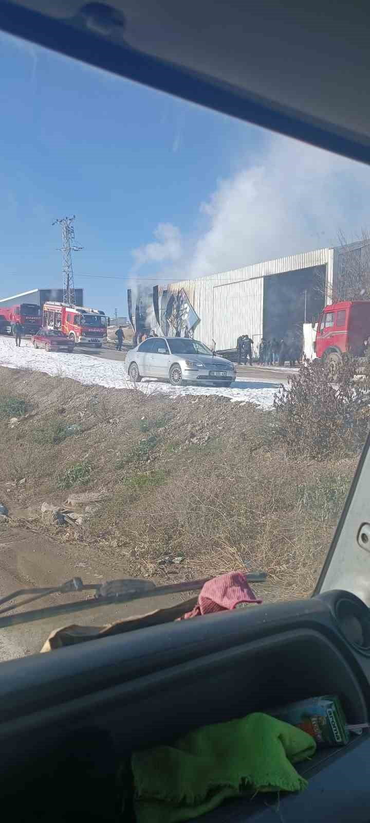 ANKARA’NIN AKYURT İLÇESİNDE YER ALAN BİR GERİ DÖNÜŞÜM FABRİKASINDA ÇIKAN YANGINA İTFAİYE EKİPLERİN...