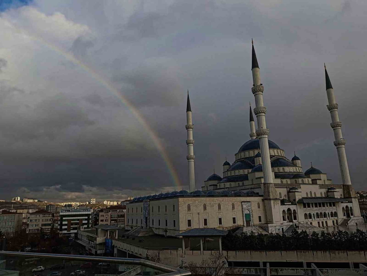 ANKARA’NIN SİMGELERİNDEN OLAN KOCATEPE CAMİİ ETRAFINDA YAĞMUR SONRASI GÖKKUŞAĞI OLUŞTU.