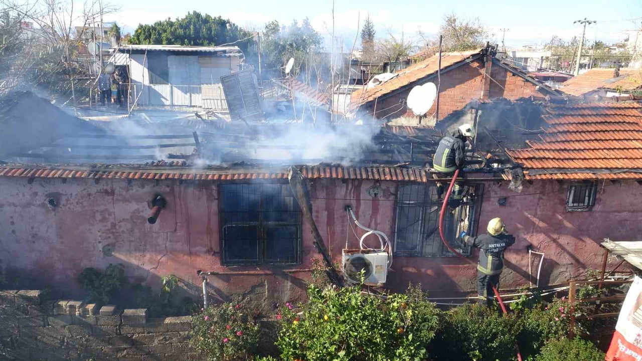 ANTALYA'DA BİR GECEKONDUDA ÇIKAN YANGINDA EV KULLANILAMAZ HALE GELDİ.