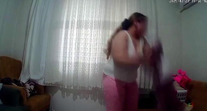 ANTALYA'DA BİR YAŞINDAKİ KIZ BEBEĞİN YABANCI UYRUKLU ANNESİ TARAFINDAN DARP EDİLDİĞİ ANLAR...