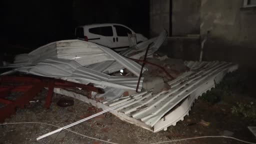 Antalya'da hortum dehşeti: Evlerin çatısı uçtu, ağaçları kökünden söktü, otomobil ters...