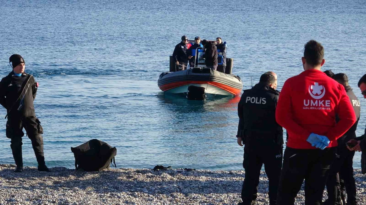 ANTALYA'DA KONYAALTI SAHİLİ'NE BALIK TUTMAK İÇİN GELEN İKİ ARKADAŞIN OLTASINA ERKEK CESEDİ...