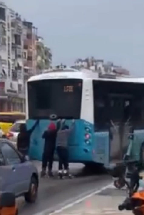 ANTALYA'DA POLİS EKİPLERİ, TRAFİKTE GÜVENLİĞİN SAĞLANMASI AMACIYLA PATENLİ ÇOCUKLARIN SEYİR...