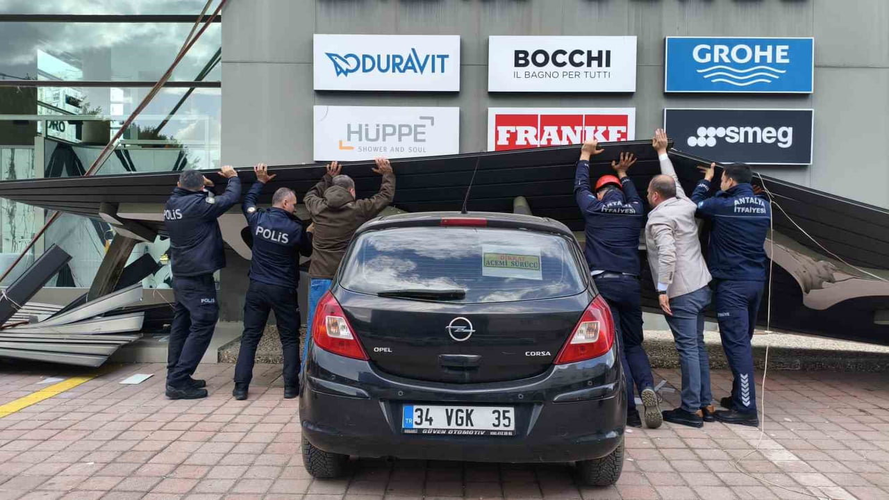 ANTALYA'DA SAATTEKİ HIZI 50 KİLOMETREYİ BULAN ŞİDDETLİ RÜZGAR NEDENİYLE ÇATILAR UÇTU, ARAÇ ÜZERİNE...