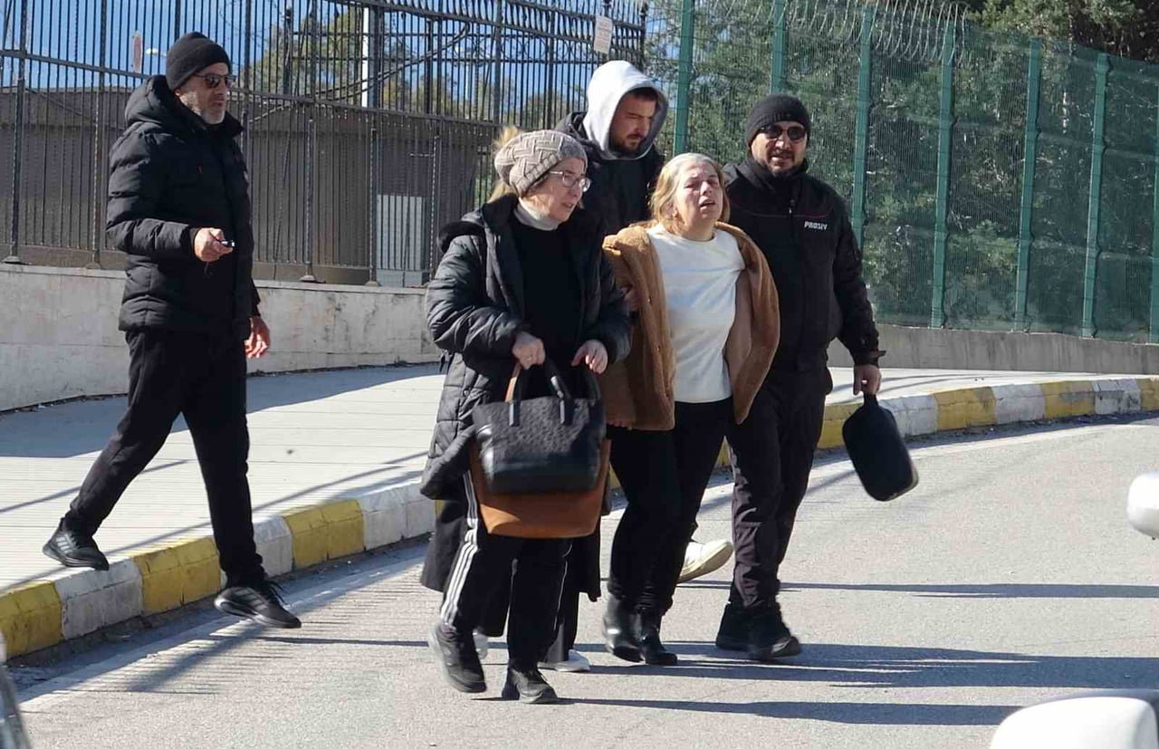 ANTALYA'DA SABAH SAATLERİNDE YOL KENARINDA BİR GENCİN CANSIZ BEDENİ BULUNDU. 14 YAŞINDAKİ...