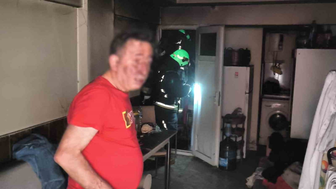 ANTALYA'DA YAŞADIĞI DÜKKANDA UYUDUĞU SIRADA ÇIKAN YANGINDA DUMANDAN ETKİLENEN ŞAHIS, POLİS VE...