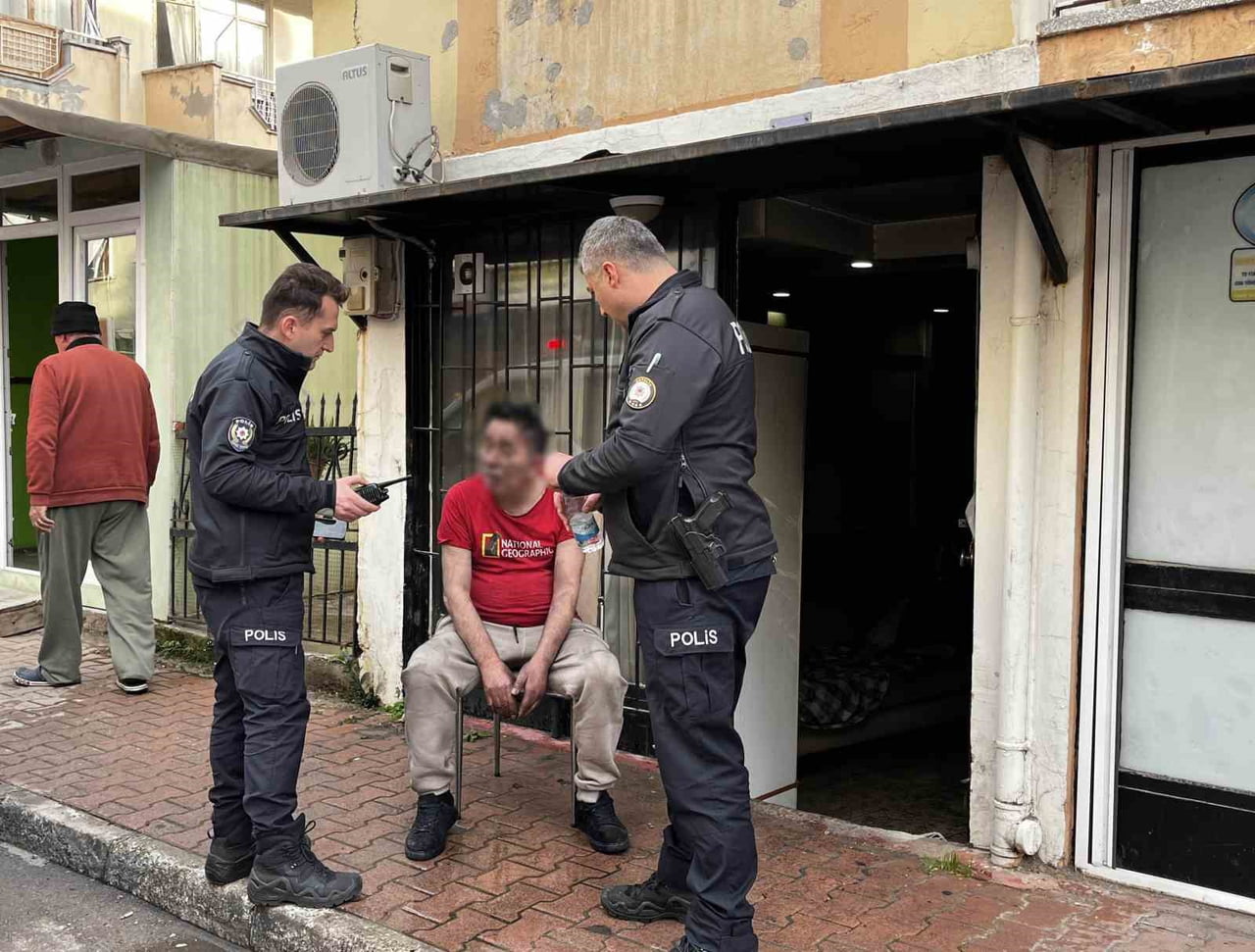 ANTALYA'DA YAŞADIĞI DÜKKANDA UYUDUĞU SIRADA ÇIKAN YANGINDA DUMANDAN ETKİLENEN ŞAHIS, POLİS VE...