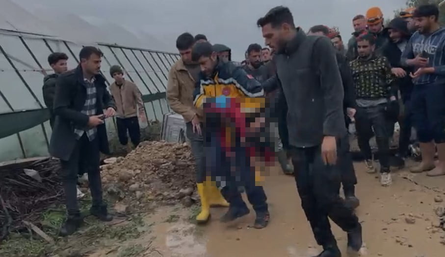 ANTALYA'NIN AKSU İLÇESİNDE KARDEŞLERİ VE MAHALLEDEN ARKADAŞLARIYLA OYNADIĞI SIRADA DENGESİNİ...