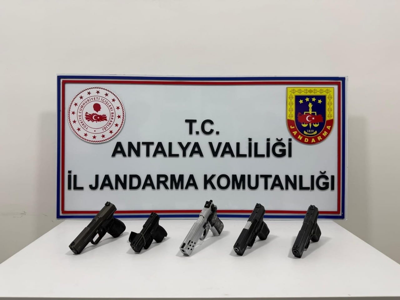 ANTALYA'NIN ALANYA İLÇESİNDE JANDARMA EKİPLERİNCE BELİRLENEN FARKLI ADRESLERE YAPILAN OPERASYONDA...