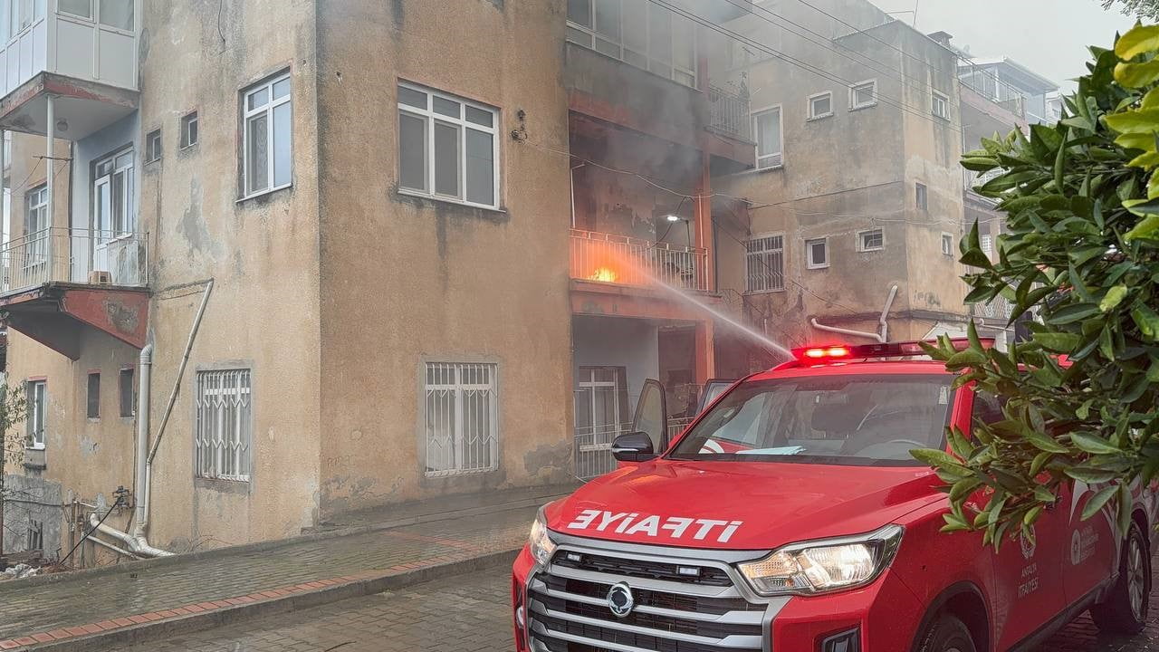ANTALYA'NIN GAZİPAŞA İLÇESİNDE BİR APARTMANIN İKİNCİ KATINDA YANGIN ÇIKTI. YANGIN NEDENİYLE...