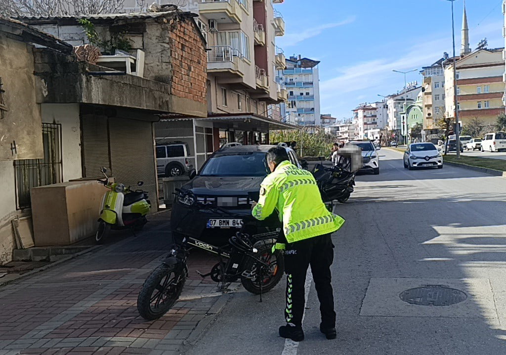 ANTALYA'NIN MANAVGAT İLÇESİNDE ELEKTRİKLİ BİSİKLETİN MOTOSİKLETE ARKADAN ÇARPMASI SONUCU 1 KİŞİ...