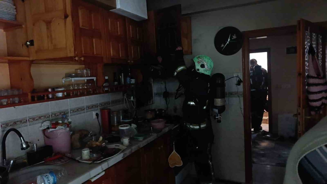 ANTALYA'NIN MANAVGAT İLÇESİNDE İÇERİSİNDE YAĞ BULUNAN FRİTÖZDEN ÇIKAN YANGIN ANTALYA BÜYÜKŞEHİR...