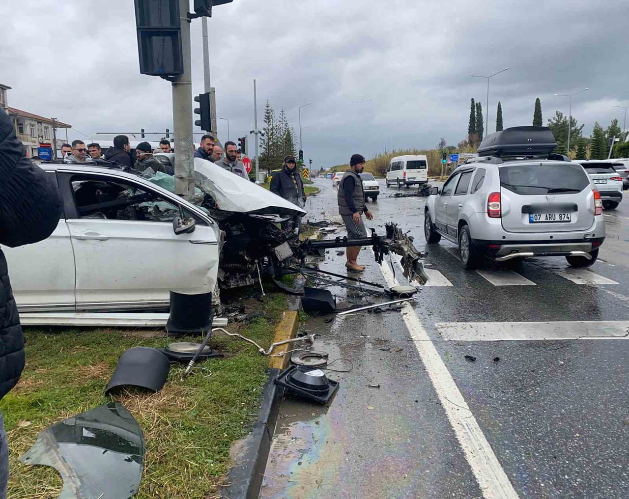 ANTALYA'NIN MANAVGAT İLÇESİNDE KONTOLDEN ÇIKAN OTOMOBİL HIZINI ALAMAYIP REFÜJDEKİ SİNYALİZASYON...