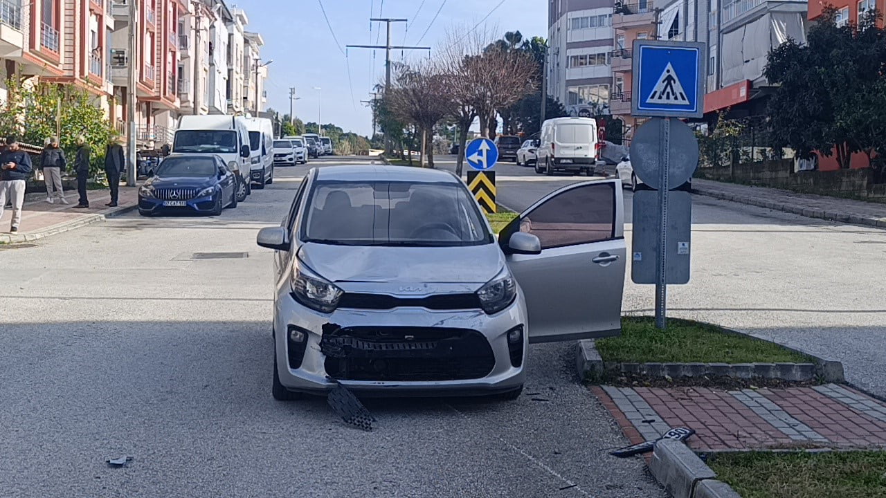 ANTALYA'NIN MANAVGAT İLÇESİNDE OTOMOBİL İLE MOTOSİKLETİN ÇARPIŞMASI SONUCU MEYDANA GELEN TRAFİK...