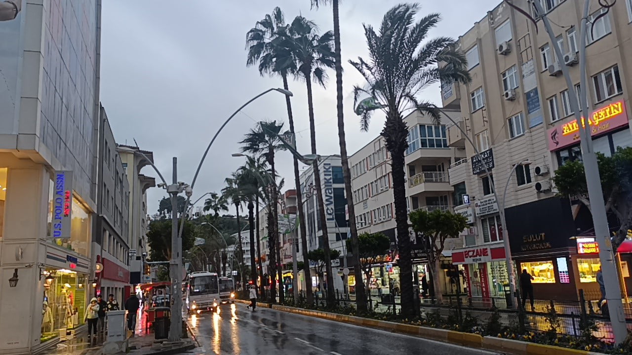 ANTALYA'NIN MANAVGAT İLÇESİNDE SAATTEKİ HIZI 60-70 KİLOMETREYE ULAŞAN FIRTINA HAYATI OLUMSUZ...