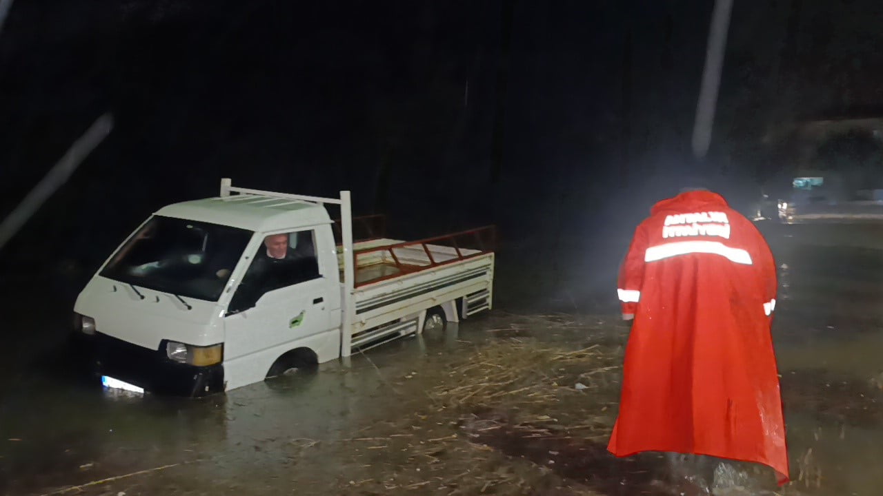 ANTALYA'NIN MANAVGAT İLÇESİNDE SAĞANAK SEBEBİYLE BİRİKEN SUDA ARACIYLA BİRLİKTE MAHSUR KALDIĞINI...