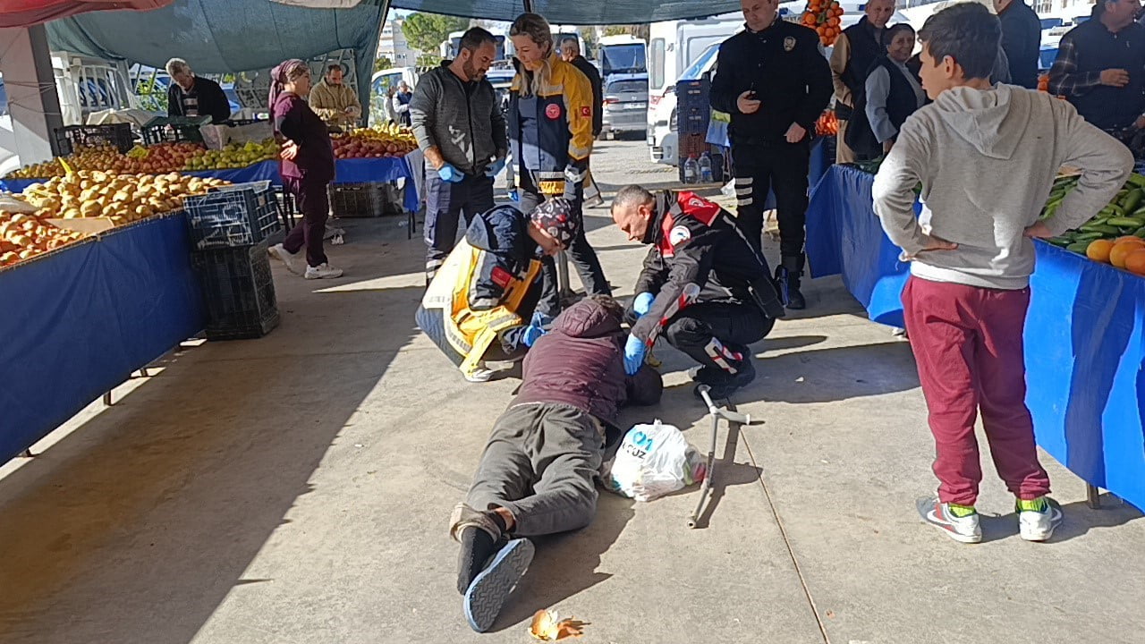 ANTALYA'NIN MANAVGAT İLÇESİNDE  SEMTK PAZARINDA UZUN SÜRE YERDE HAREKETSİZ YATAN ŞAHIS, 112 SAĞLIK...