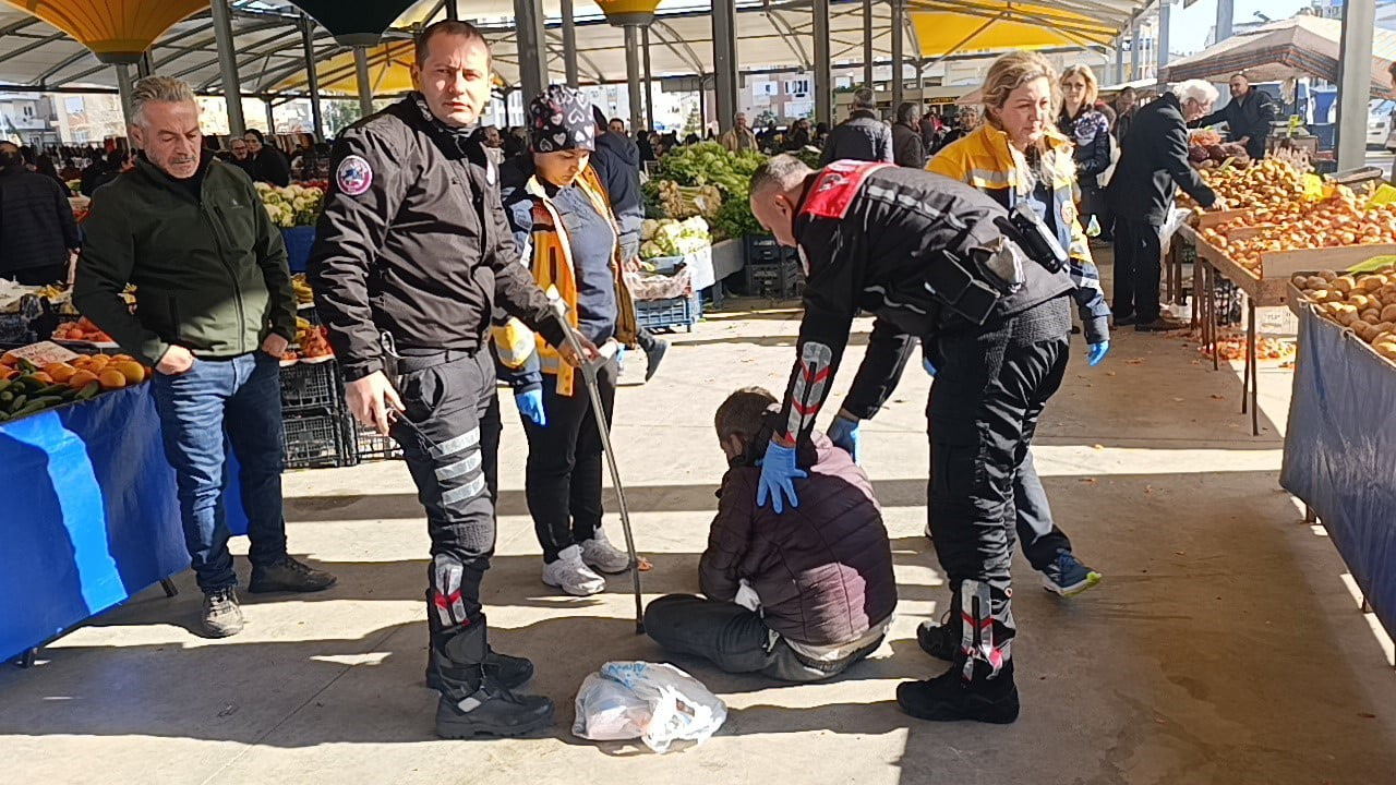 ANTALYA'NIN MANAVGAT İLÇESİNDE  SEMTK PAZARINDA UZUN SÜRE YERDE HAREKETSİZ YATAN ŞAHIS, 112 SAĞLIK...