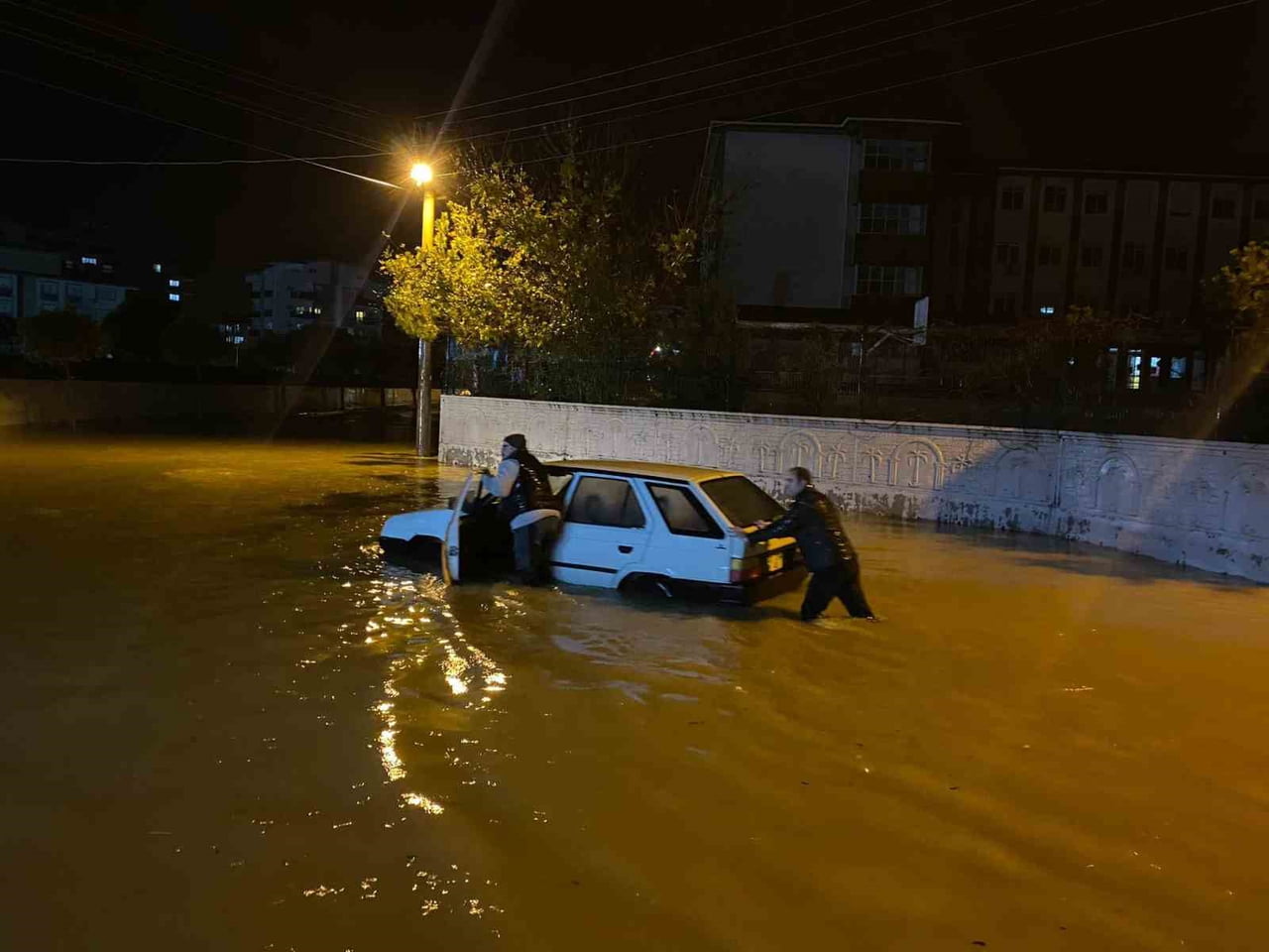 ANTALYA'NIN SERİK İLÇESİNDE DÜN AKŞAM SAATLERİNDE ETKİSİNİ ARTIRAN SAĞANAK YAĞIŞ, RÖGARLARIN...