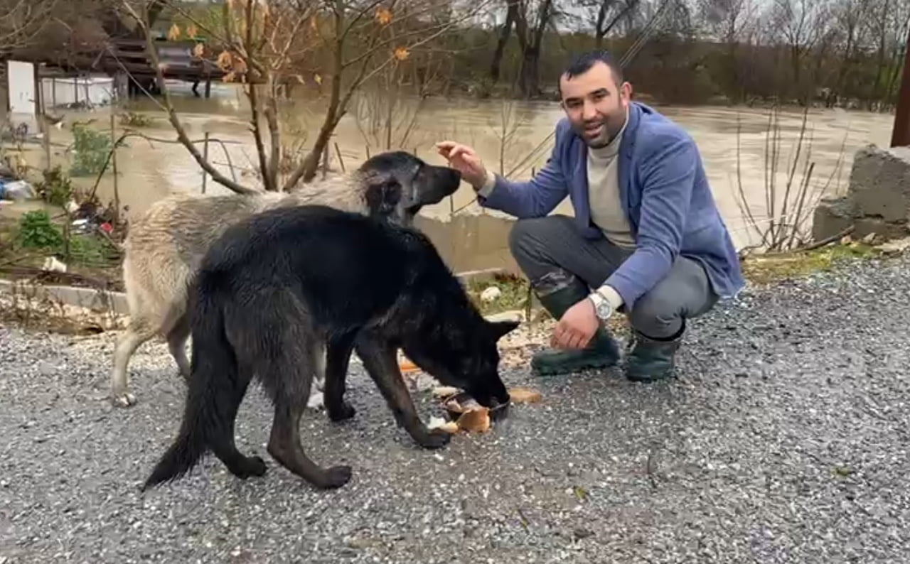 ANTALYA'NIN SERİK İLÇESİNDE ETKİLİ OLAN SAĞANAK SONRASI ETRAFI SULARLA ÇEVRİLMİŞ BİR EVDEKİ 4...