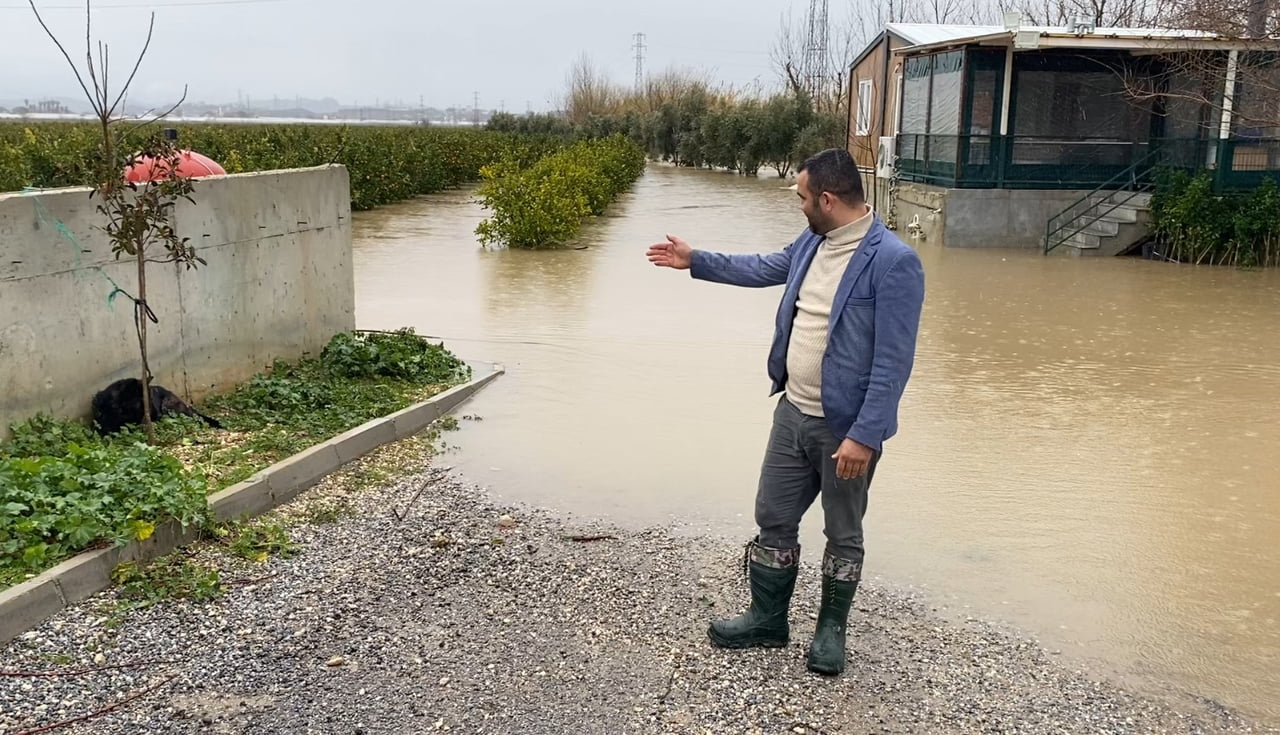ANTALYA'NIN SERİK İLÇESİNDE ETKİLİ OLAN SAĞANAK SONRASI ETRAFI SULARLA ÇEVRİLMİŞ BİR EVDEKİ 4...