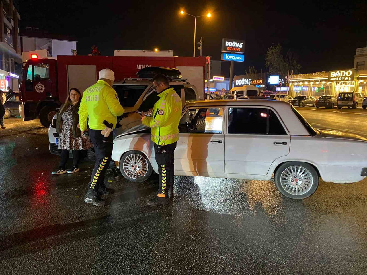 ANTALYA'NIN SERİK İLÇESİNDE İKİ OTOMOBİLİN ÇARPIŞTIĞI KAZADA 3 KİŞİ YARALANDI. KAZA ANI GÜVENLİK...
