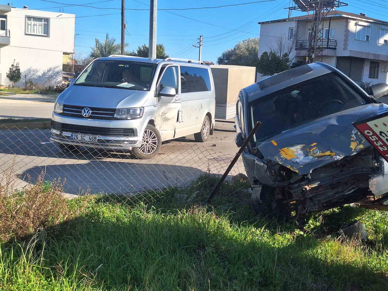 ANTALYA'NIN SERİK İLÇESİNDE OTOMOBİL İLE MİNİBÜSÜN KARIŞTIĞI TRAFİK KAZASINDA OTOMOBİL SÜRÜCÜSÜ...