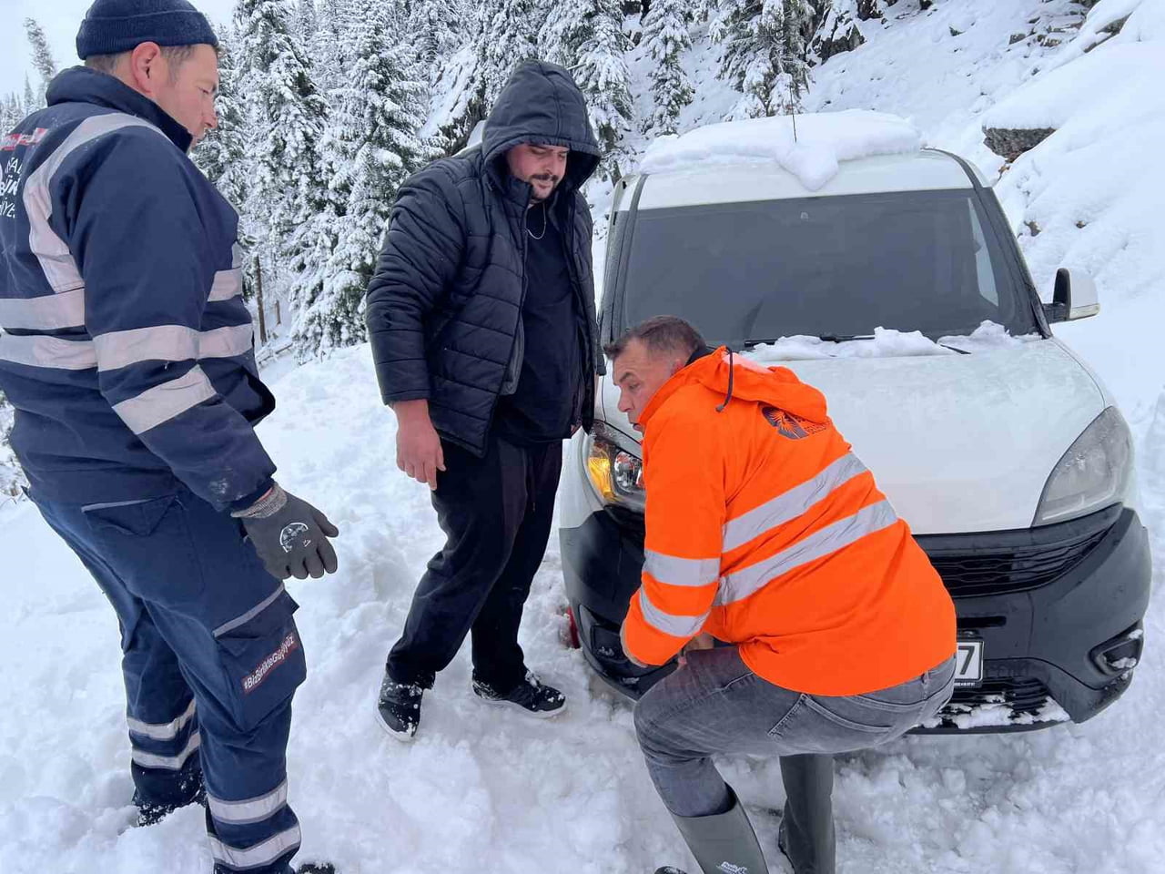 ANTALYA'NIN YÜKSEK KESİMLERİNDE ETKİLİ OLAN KAR YAĞIŞI HAYATI OLUMSUZ ETKİLİYOR. BÜYÜKŞEHİR...
